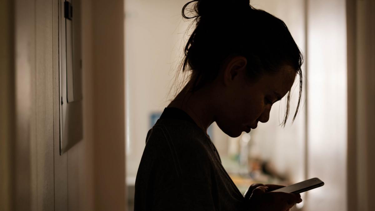 un barbat a intrat in casa peste o femeie si a amenintat o cu moartea ca sa ii aprobe cererea de prietenie pe facebook in dambovita