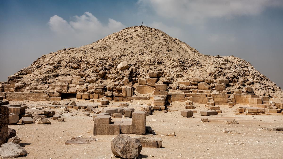 un ghid turistic a fost arestat in egipt dupa ce a desenat pe o piramida veche de 4 000 de ani imagini cu schitele