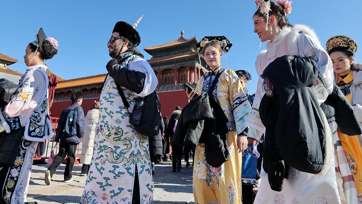 chinezi în haine tradiționale