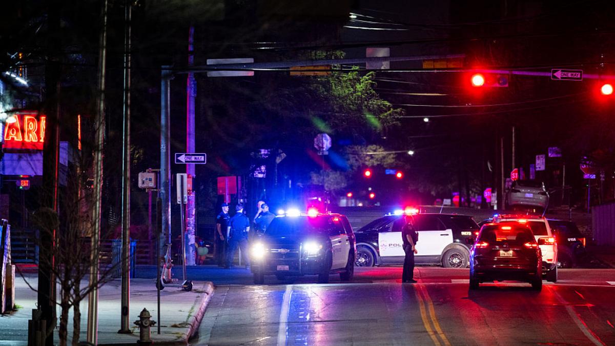 atac armat in masa in texas au fost ucisi trei oameni iar alti 14 sunt raniti fbi suspecteaza ca e vorba de un act terorist