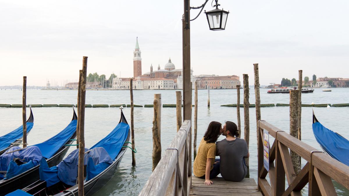 ofiter sub acoperire acuzat ca a folosit bani publici pentru o escapada romantica la venetia iubita lui a povestit ce au facut acolo