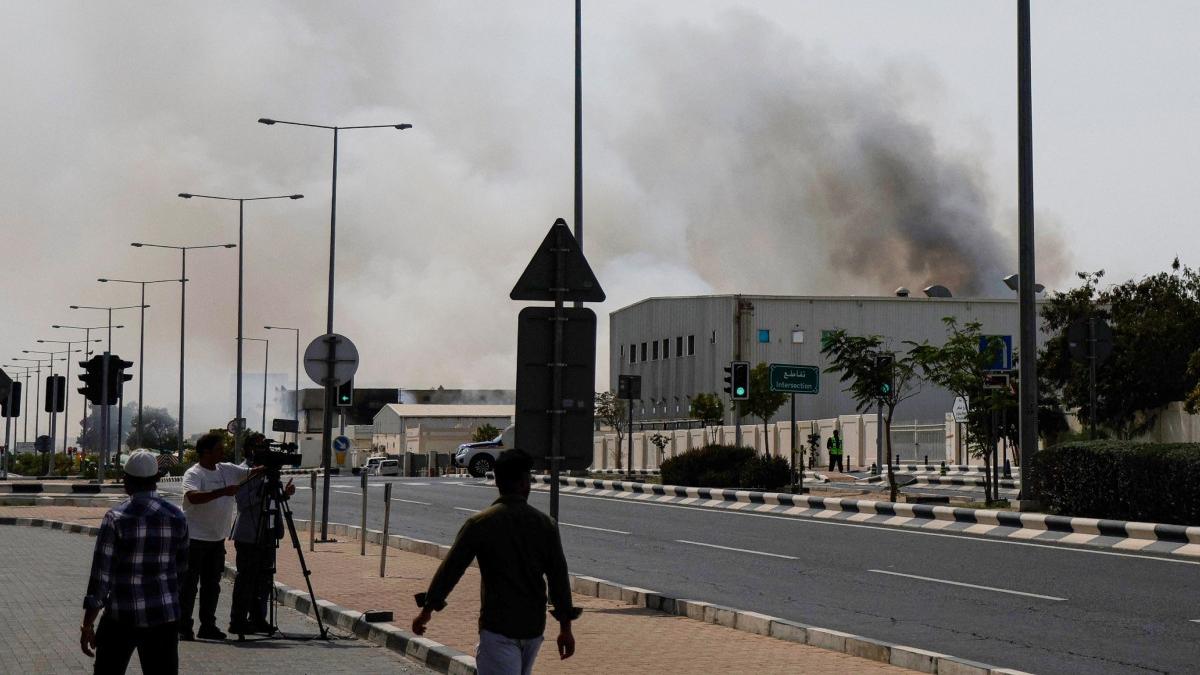 un complex din abu dhabi care gazduia ambasade a fost avariat de fragmente de la drone interceptate