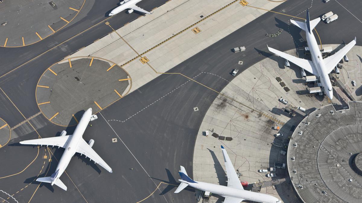 poza in care apar patru avioane intr-un aeroport