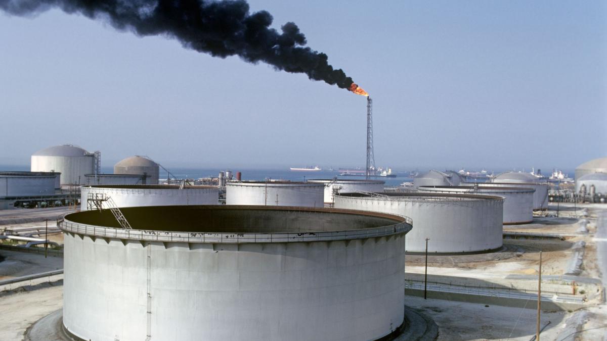 iranul lanseaza primul atac major asupra infrastructurii energetice a golfului cea mai mare rafinarie din arabia saudita inchisa