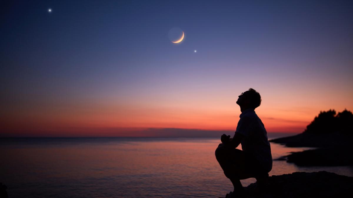 spectacol astronomic rar pe cer venus se intalneste cu saturn in amurg cand si cum pot fi vazute planetele din romania