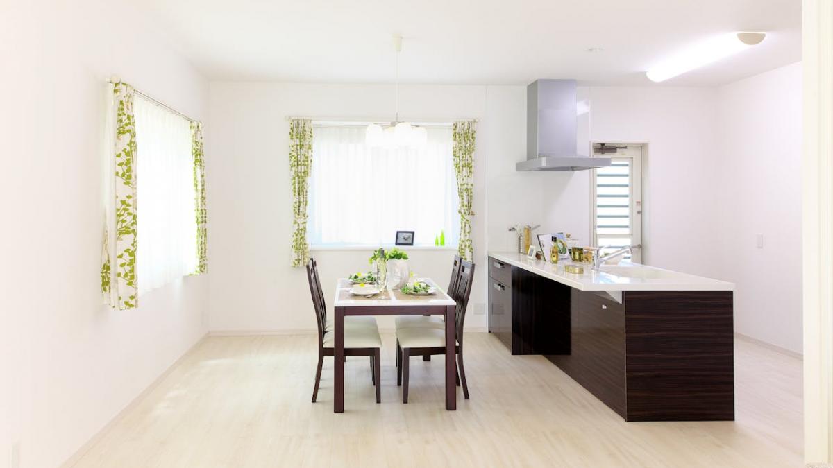 bucatarie cu parchet pe jos