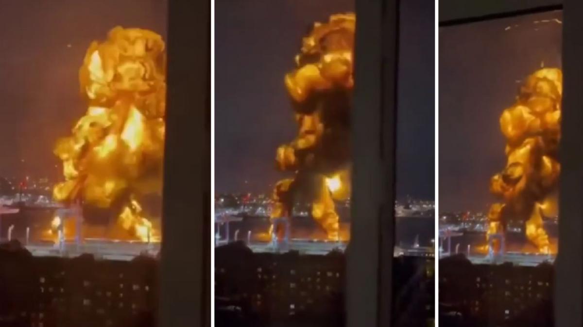 poza in care apare incendiul puternic izbucnit la terminalul petrolier de la Novorossiysk în noaptea de duminică spre luni, în urma atacurile cu drone ale Ucrainei