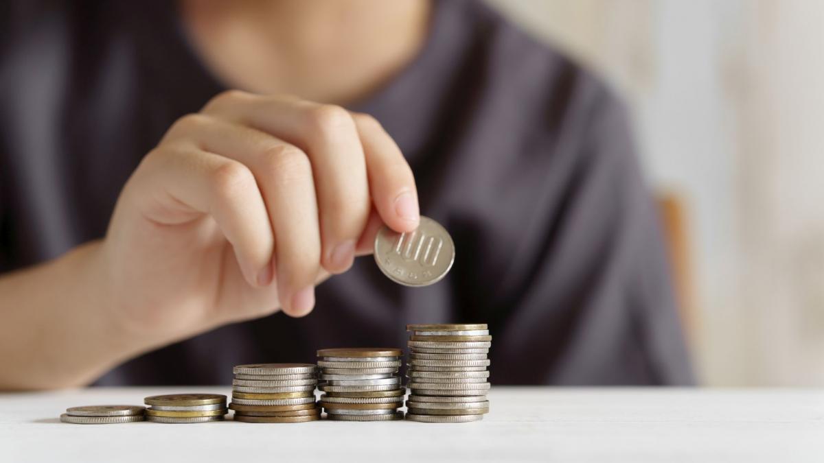 un baiat face economii