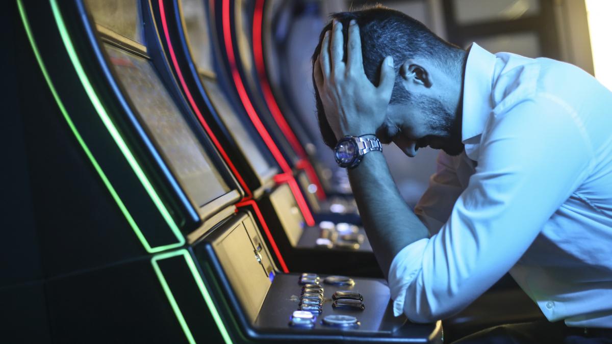 usr vrea ca pacanelele sa fie interzise in bucuresti fie nu vezi durerea oamenilor fie esti in complicitate cu aceasta industrie