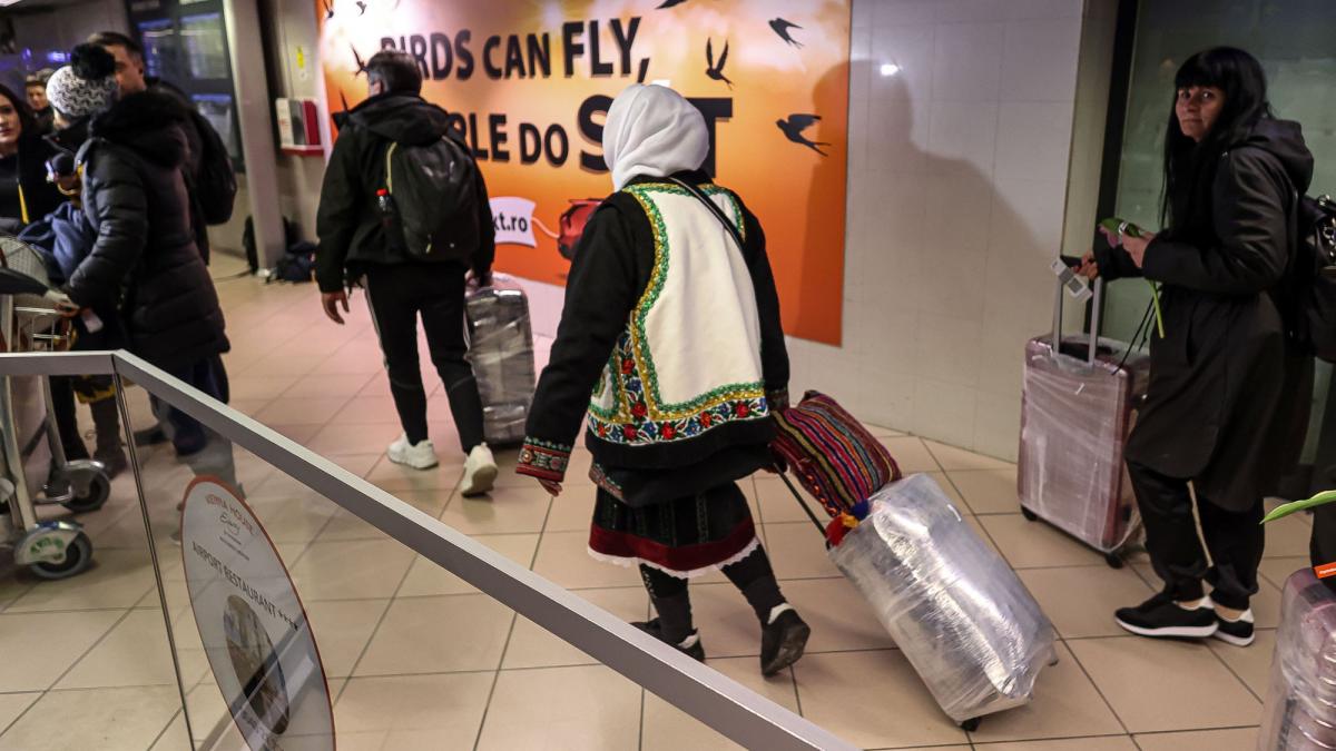 318 cetateni romani pelerini si turisti au fost adusi in tara cu zboruri speciale operate de tarom