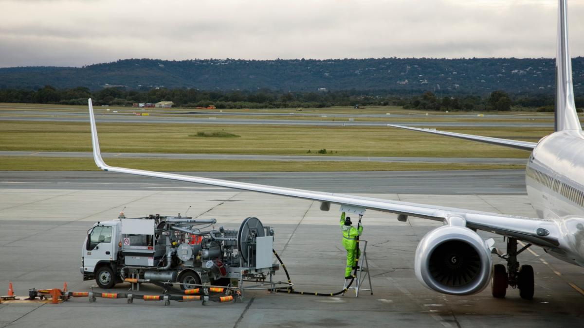 cat consuma un avion de pasageri si ce pret are un litru de kerosen