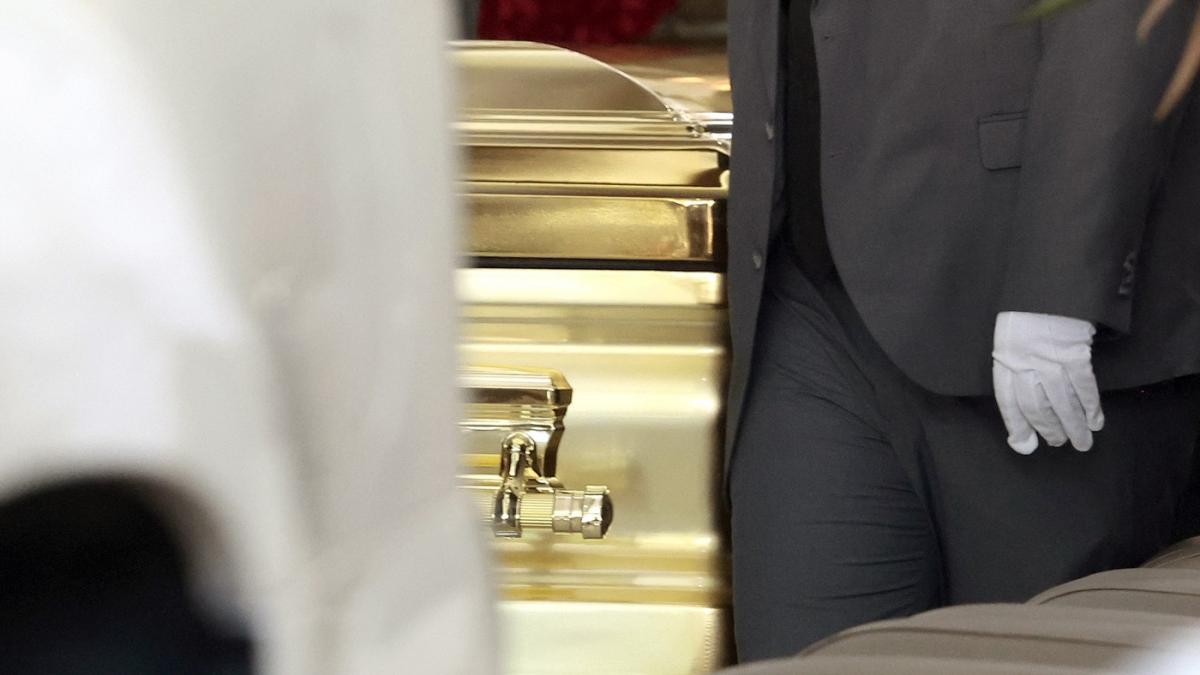 el mencho a fost inmormantat intr un sicriu de aur in timp ce o formatie canta muzica mexicana