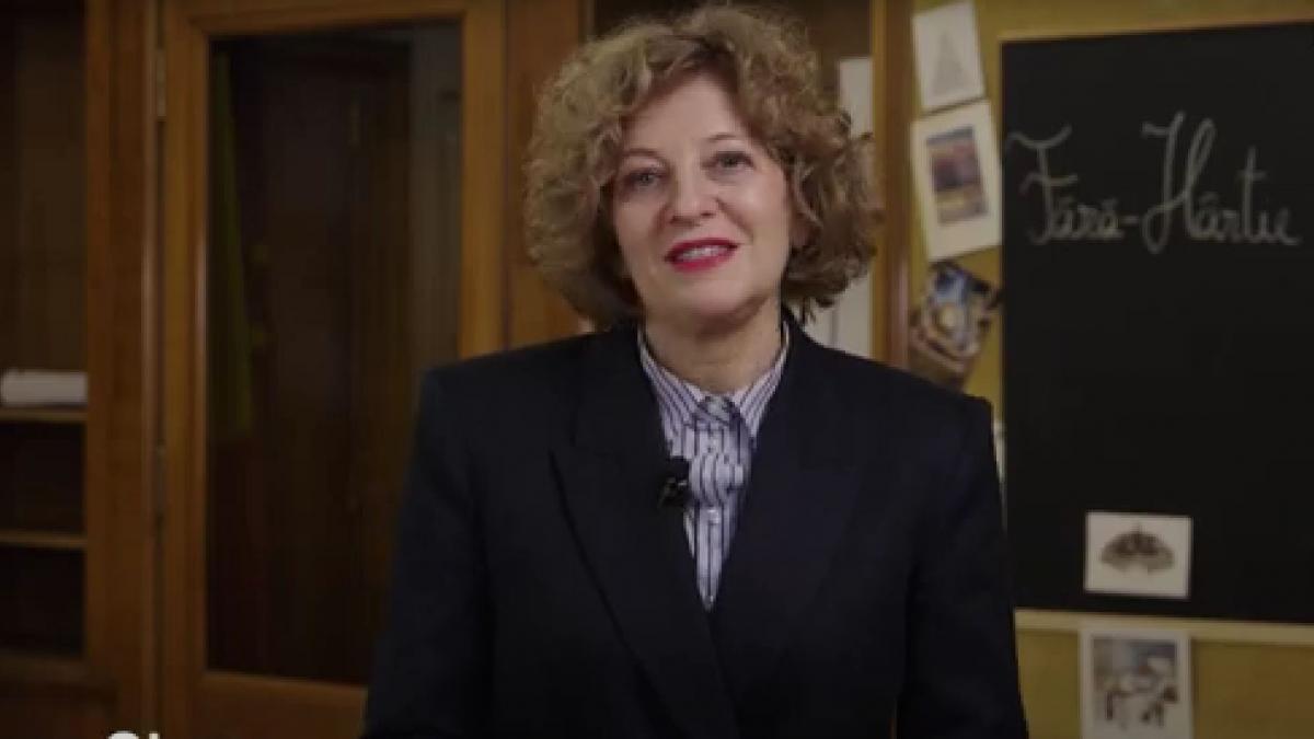 poza in care apare Oana Gheorghiu, viceprim-ministrul României.