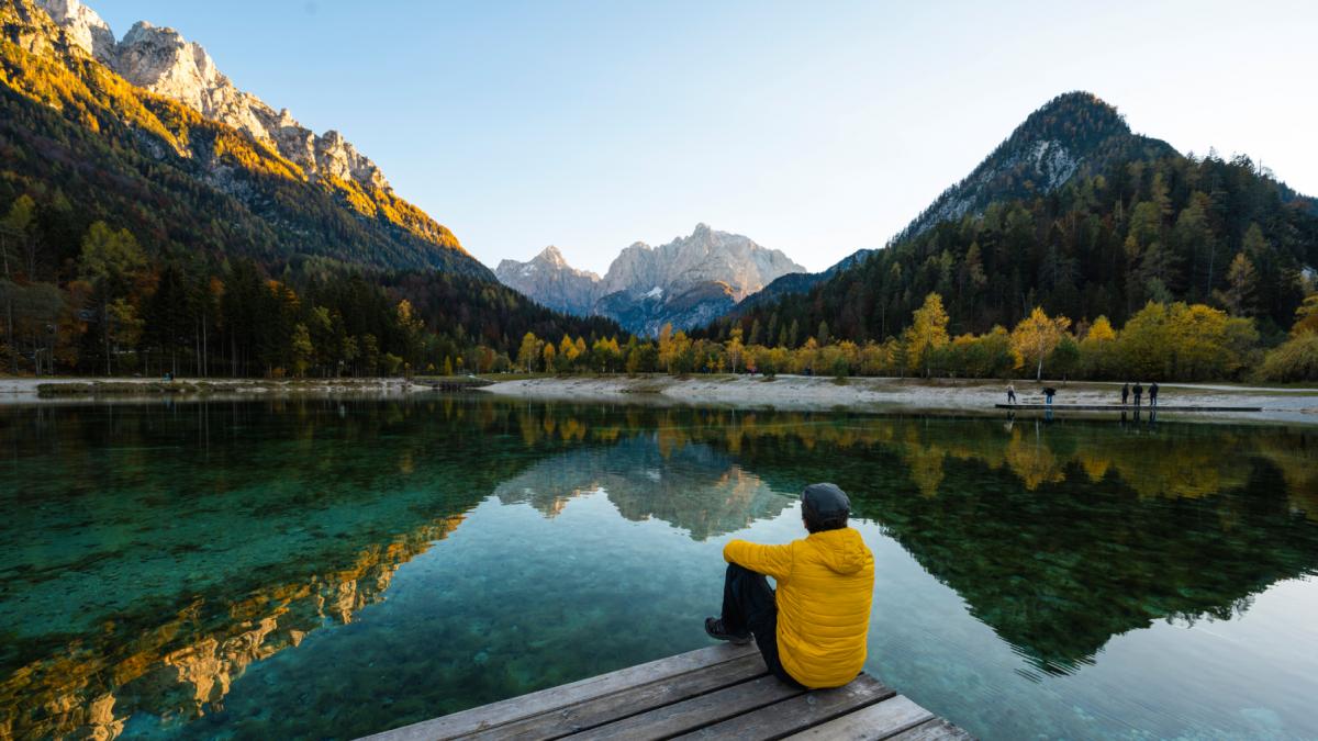 barbat relaxat ponton lac munte peisaj