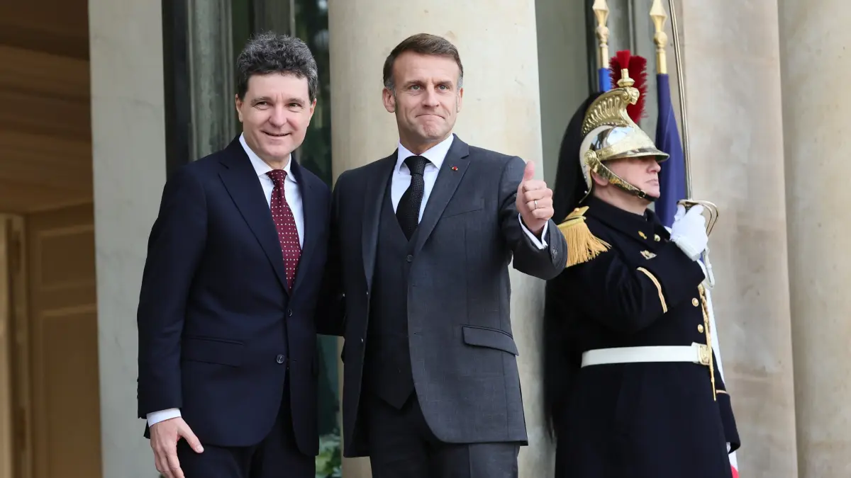 surse romania analizeaza de mai mult timp propunerea lui macron de a intra sub umbrela nucleara a frantei decizia implica riscuri
