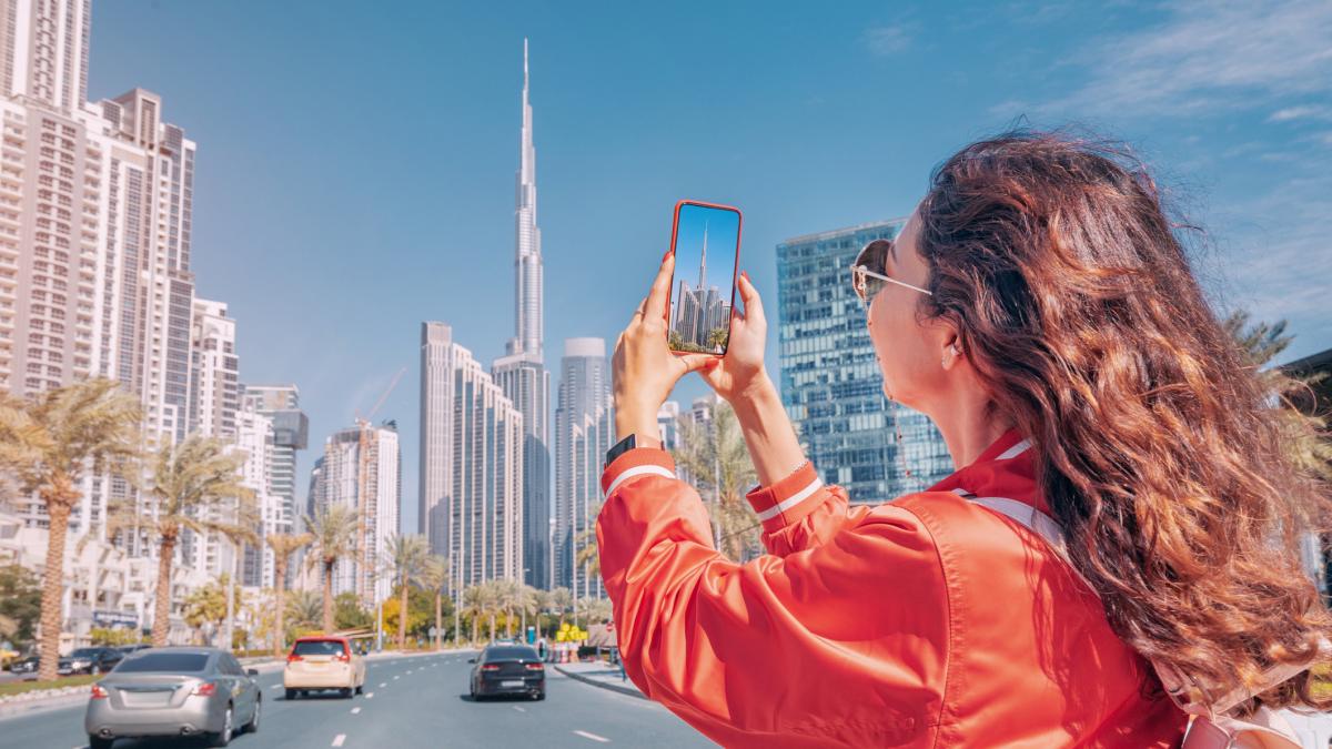 val de ironii catre influencerii francezi stabiliti in dubai dupa izbucnirea razboiului si au creat singuri aceasta problema