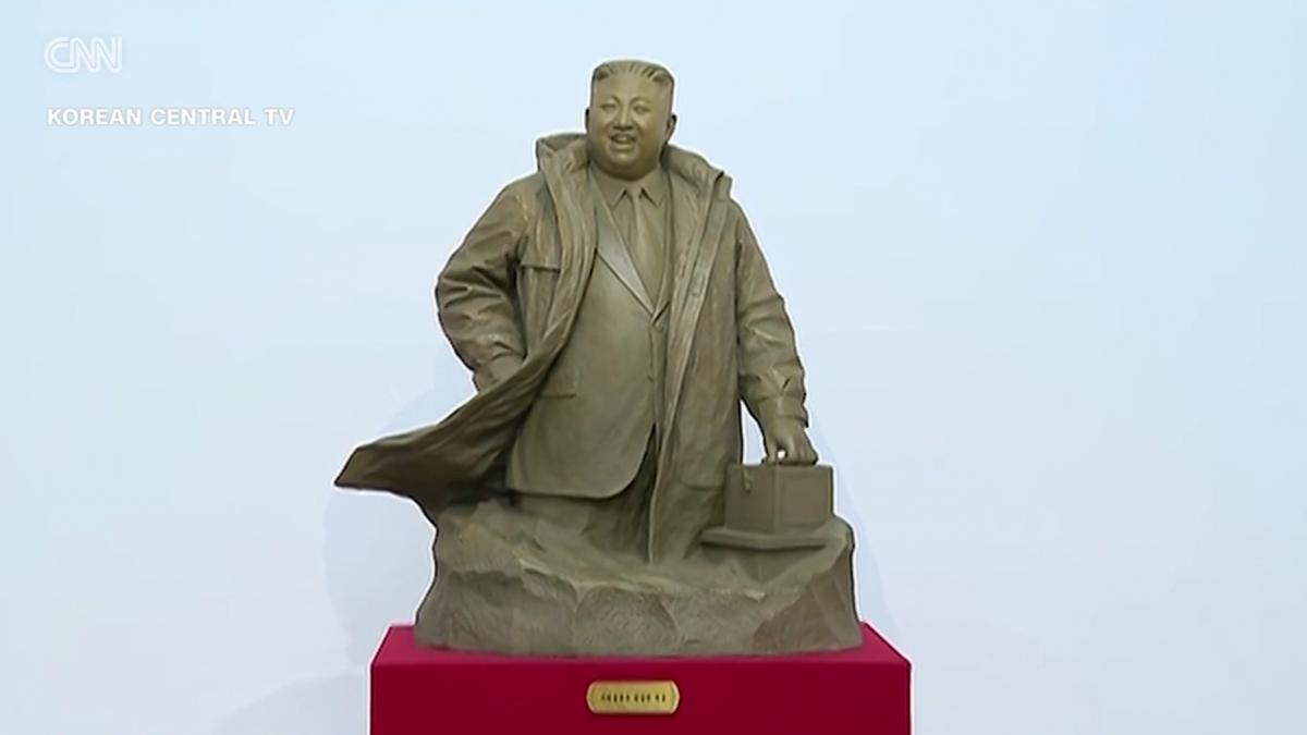 jumatate de kim jong un zambitor cu o mana in buzunarul de la pardesiu prima statuie a liderului nord coreean dezvelita oficial