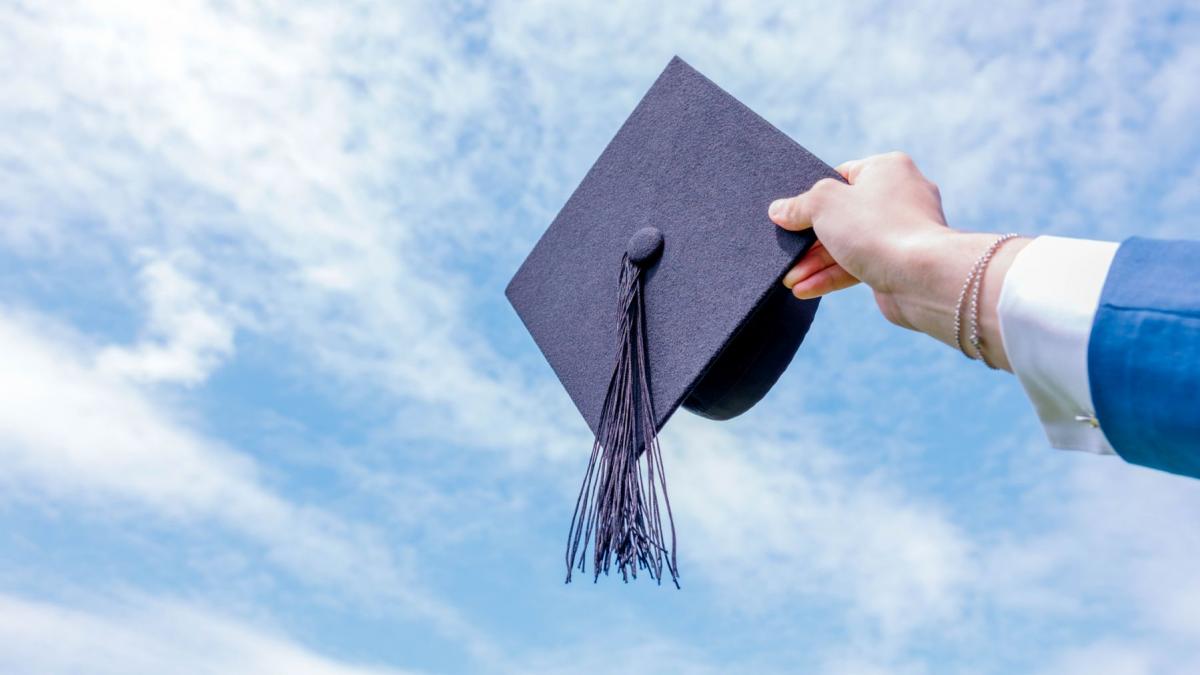 mana de femeie care arunca toca spre cer