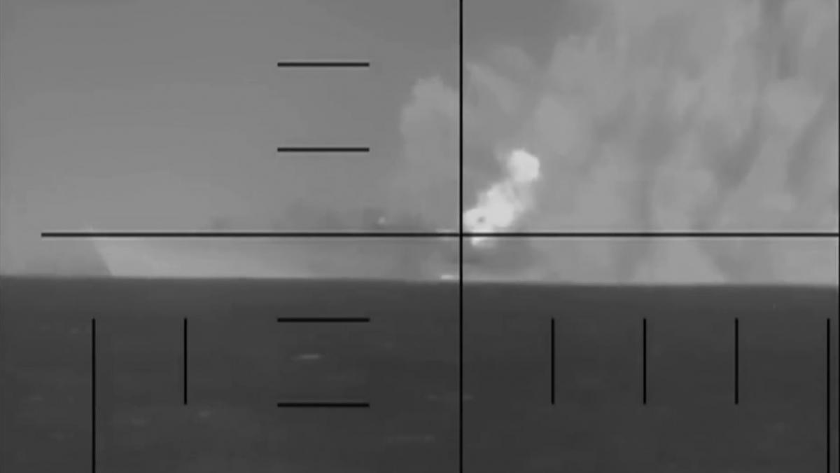 momentul in care un submarin american loveste cu o torpila nava de atac iraniana si o scufunda in oceanul indian