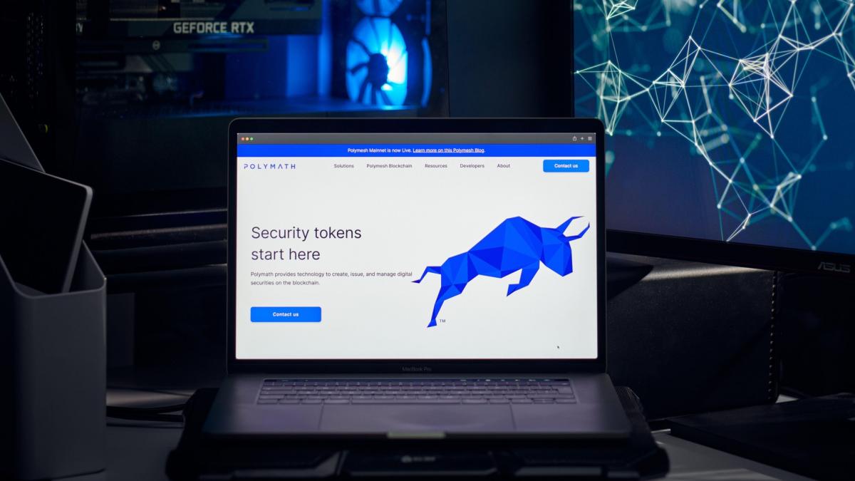 un laptop care era deschis pe platforma de pariuri online Polymarket