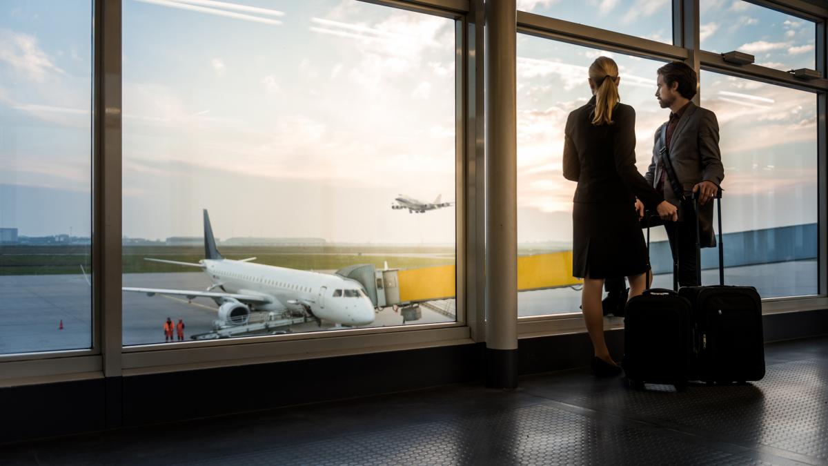 poza dint-un aeroport in care apar doi oameni si două avioane