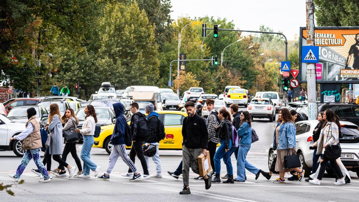 oameni pe trecere de pietoni in bucurești