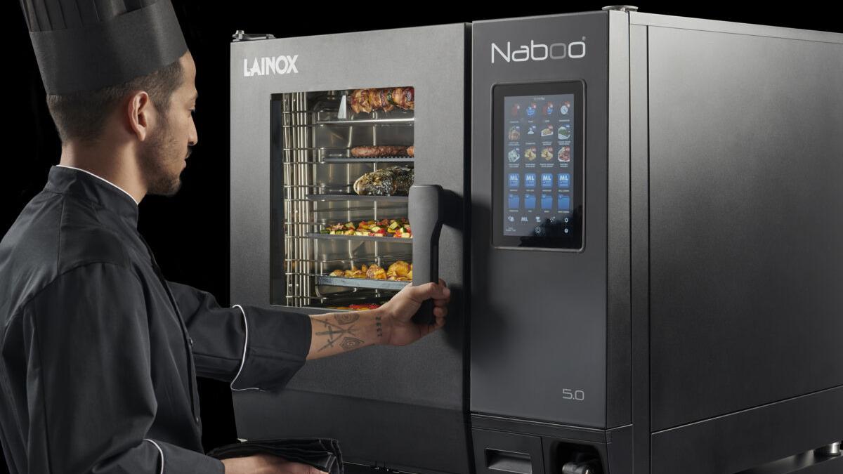 bucatar deschizand un cuptor