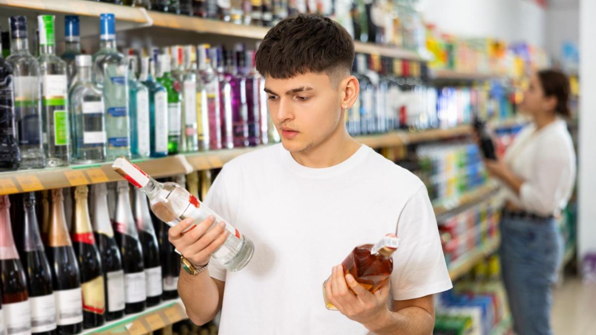 disperare in rusia votca s a scumpit brusc si a atins un pret record totusi rusii cumpara mai multe remedii pentru mahmureala