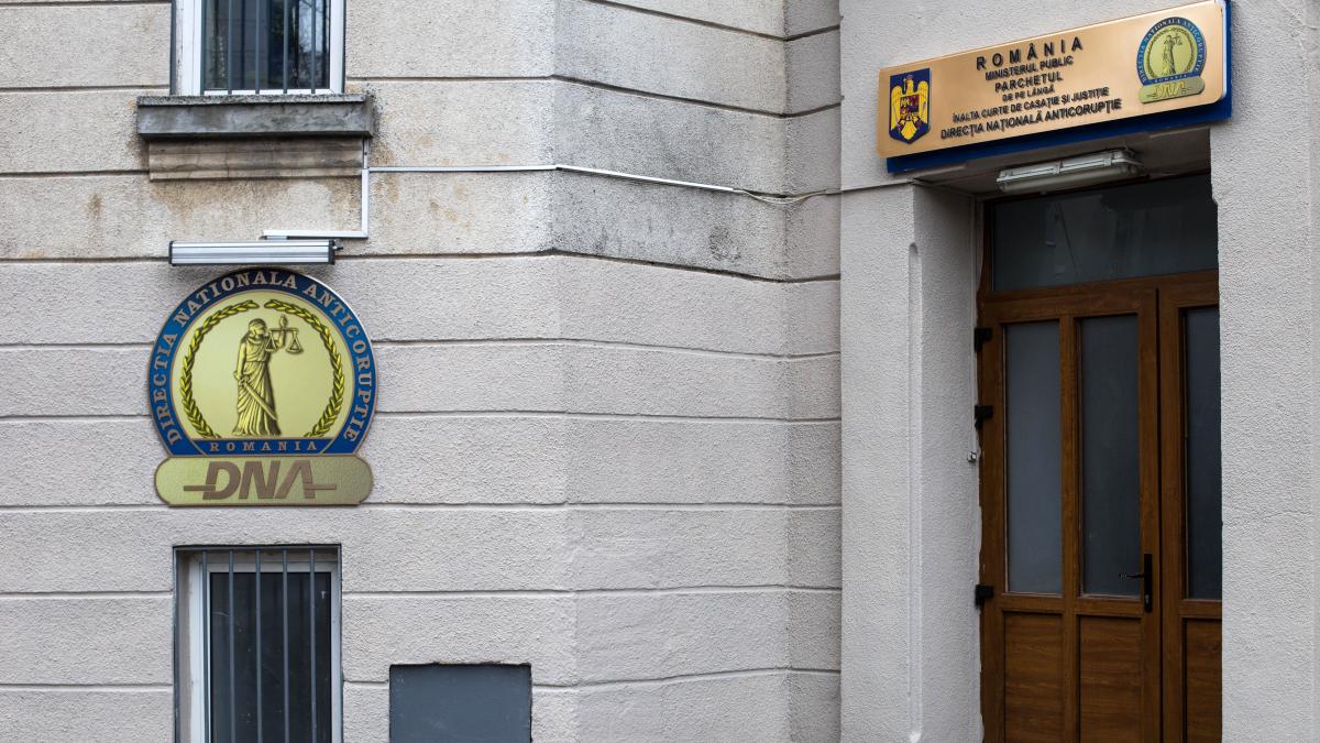 doi sefi de vama din portul constanta retinuti de dna pentru luare de mita stenograme totul este in euro nu vreau dolari