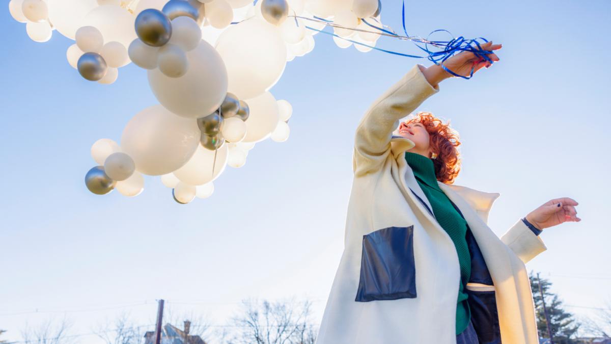 femeie baloane sarbatoare
