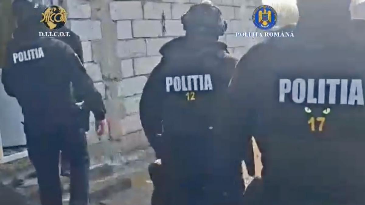 o fata de 13 ani din teleorman a fost traficata de doi baieti de 16 ani dupa ce au recrutat o online detalii socante din ancheta