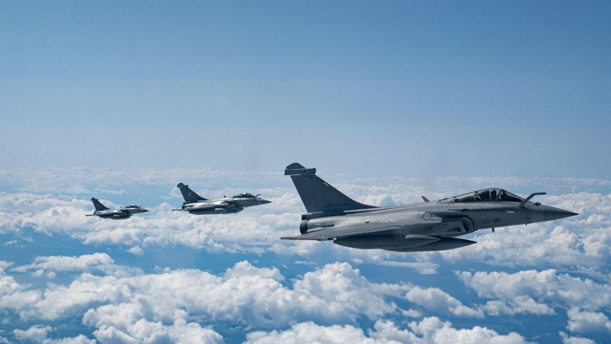 trei avioane rafale in timpul zborului