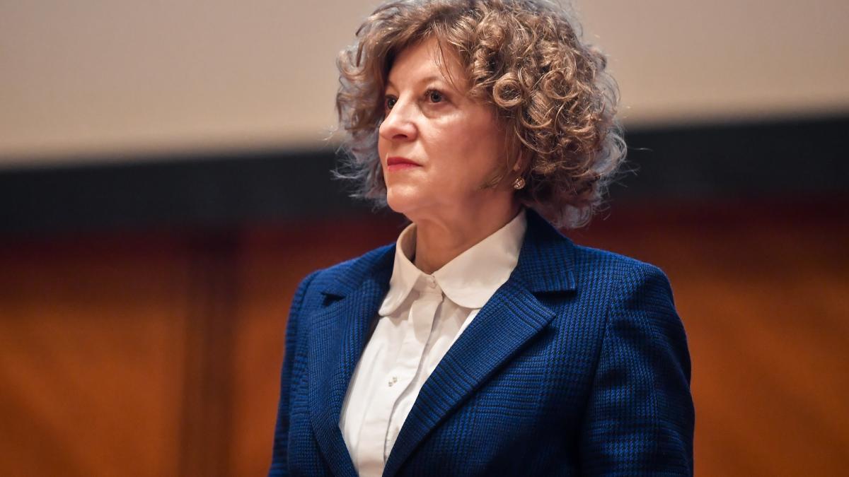 poza in care apare Oana Gheorghiu, vicepremierul României.