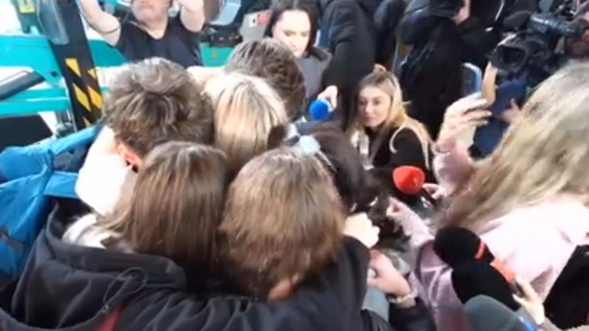 revedere emotionanta cu parintii pe aeroportul otopeni pentru elevii romani blocati in dubai am invins frica