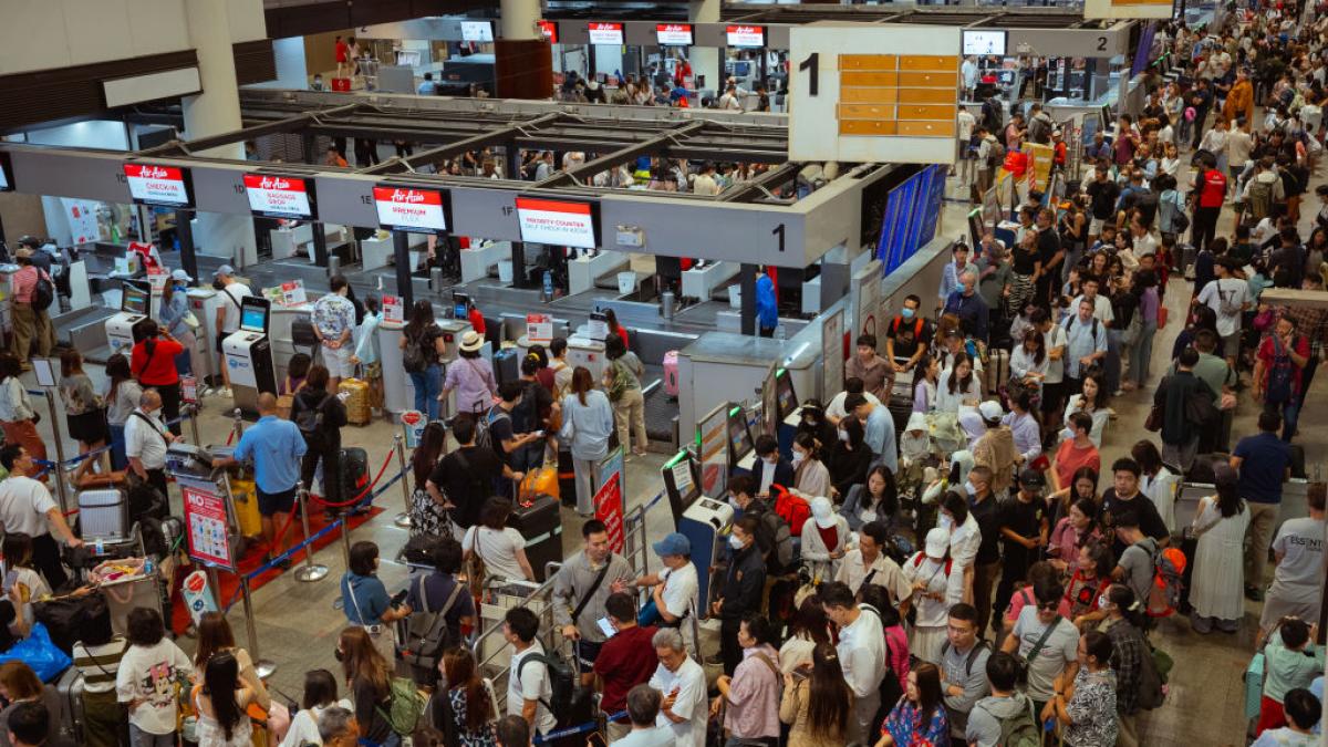 romanii blocati in dubai acuza autoritatile de lipsa de implicare unele avioane au plecat goale pentru ca oamenii nu erau informati