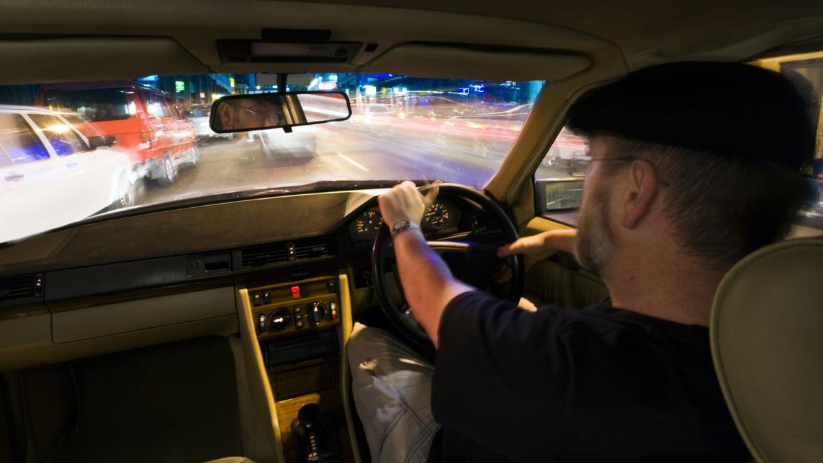 aproape 600 de soferi care conduceau masini cu volanul pe partea dreapta au fost amendati de politisti neregulile descoperite