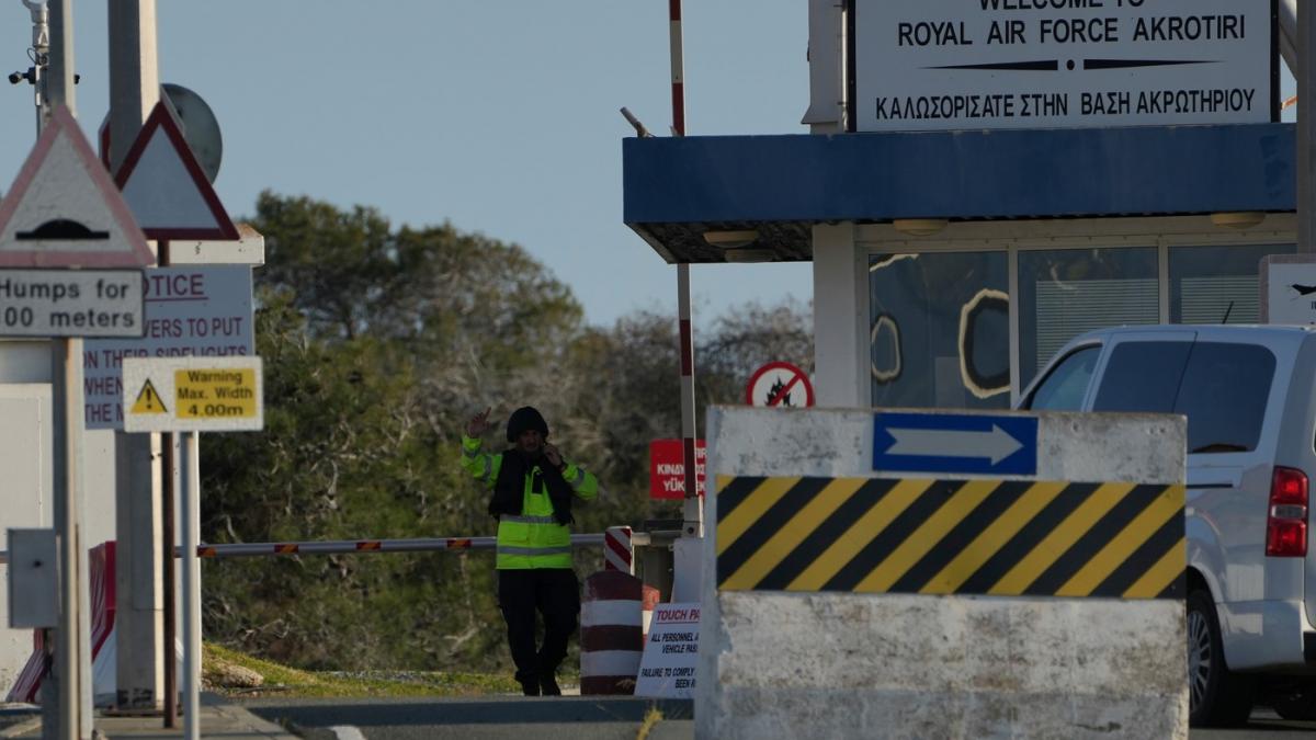 misterul dronei care a atacat baza din cipru au fost arestati un barbat si o femeie dintr o retea care ar fi in slujba iranului