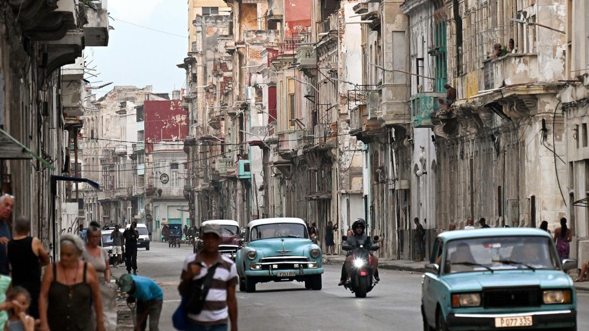 ne am intors in epoca de piatra sa vina americanii cum reuseste donald trump sa impinga cuba pana la marginea prapastiei