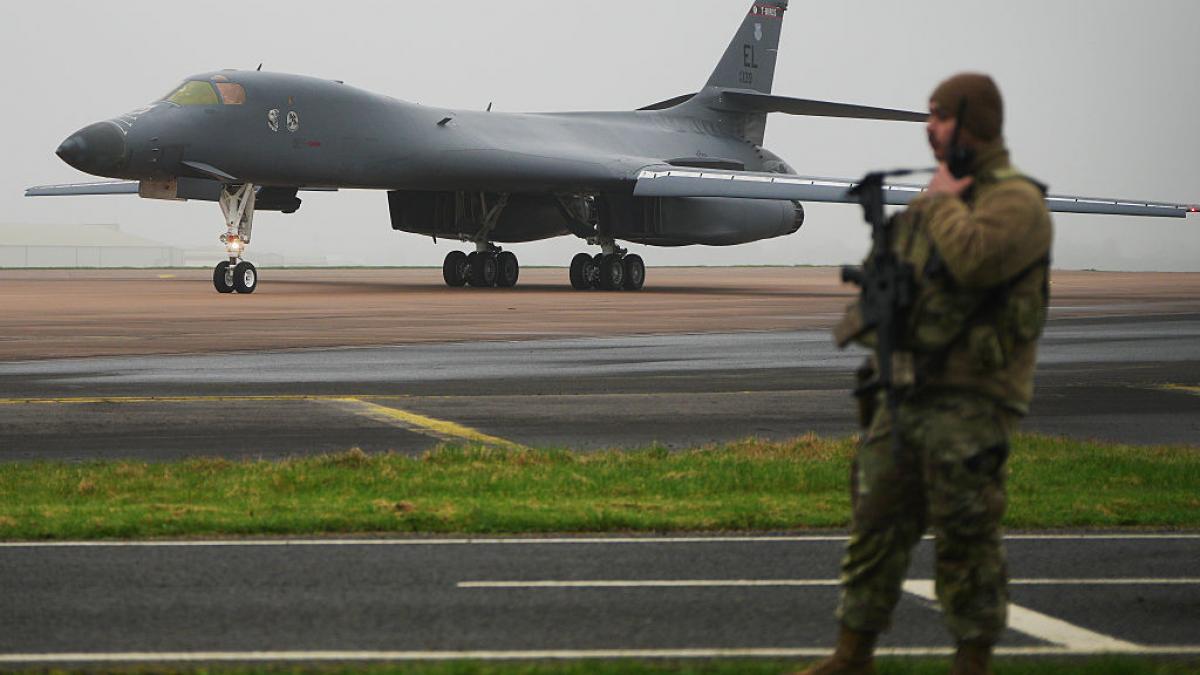 sua folosesc baze militare britanice pentru operatiuni defensive impotriva iranului bombardiere b 1 au ajuns la raf fairford