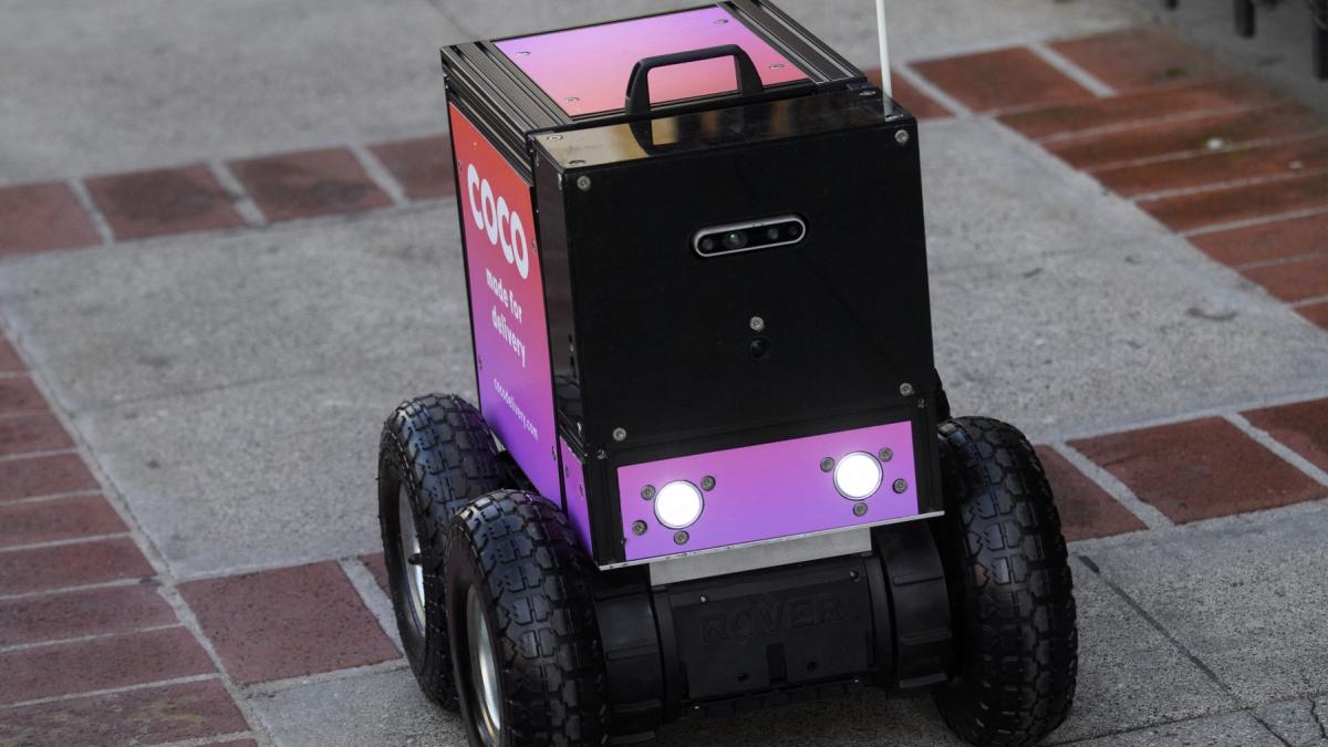 un robot de la livrari a intrat in curtea unei femei i a distrus gradina si a plecat cu o bucata de gard