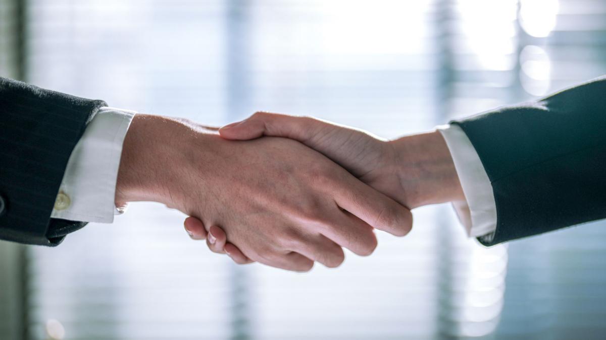 un tanar a fost concediat dupa doar doua zile pentru ca a refuzat sa dea mana cu sefa lui ulterior a primit de la companie 34 000 euro