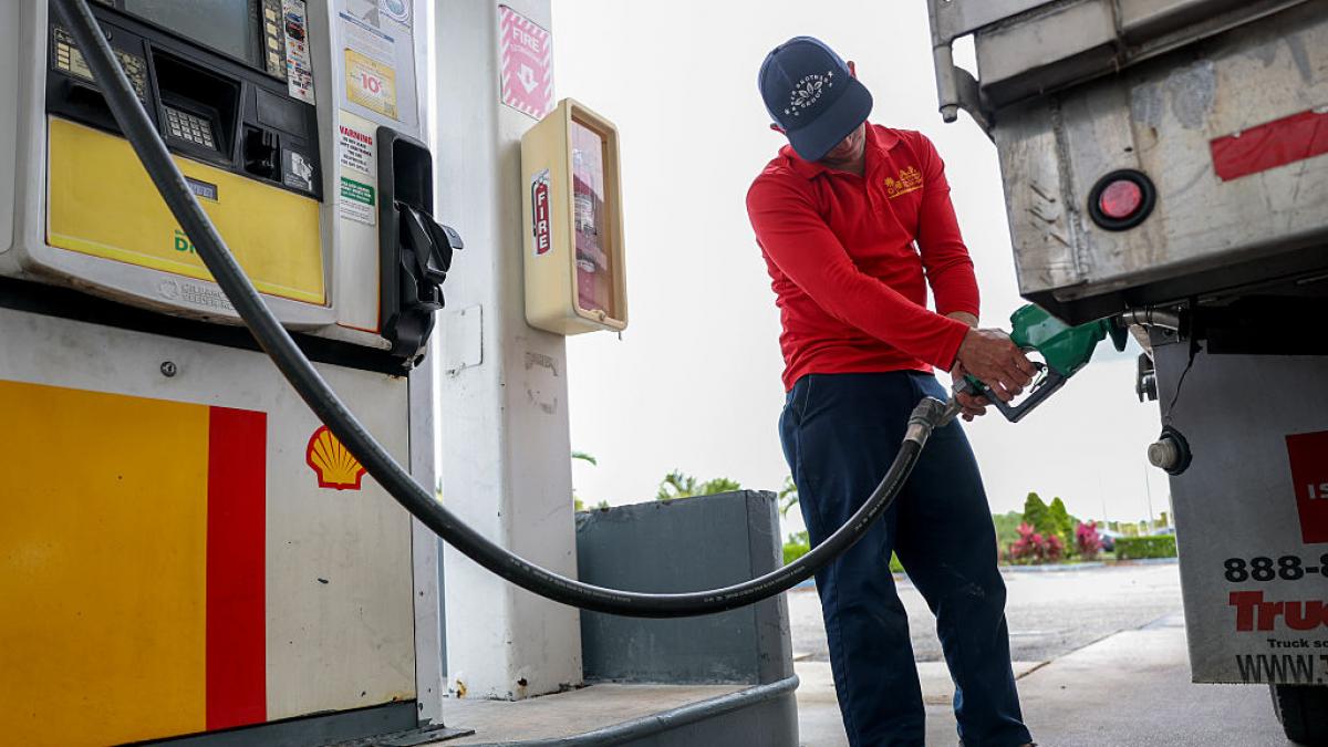 barbat alimenteaza cu motorina