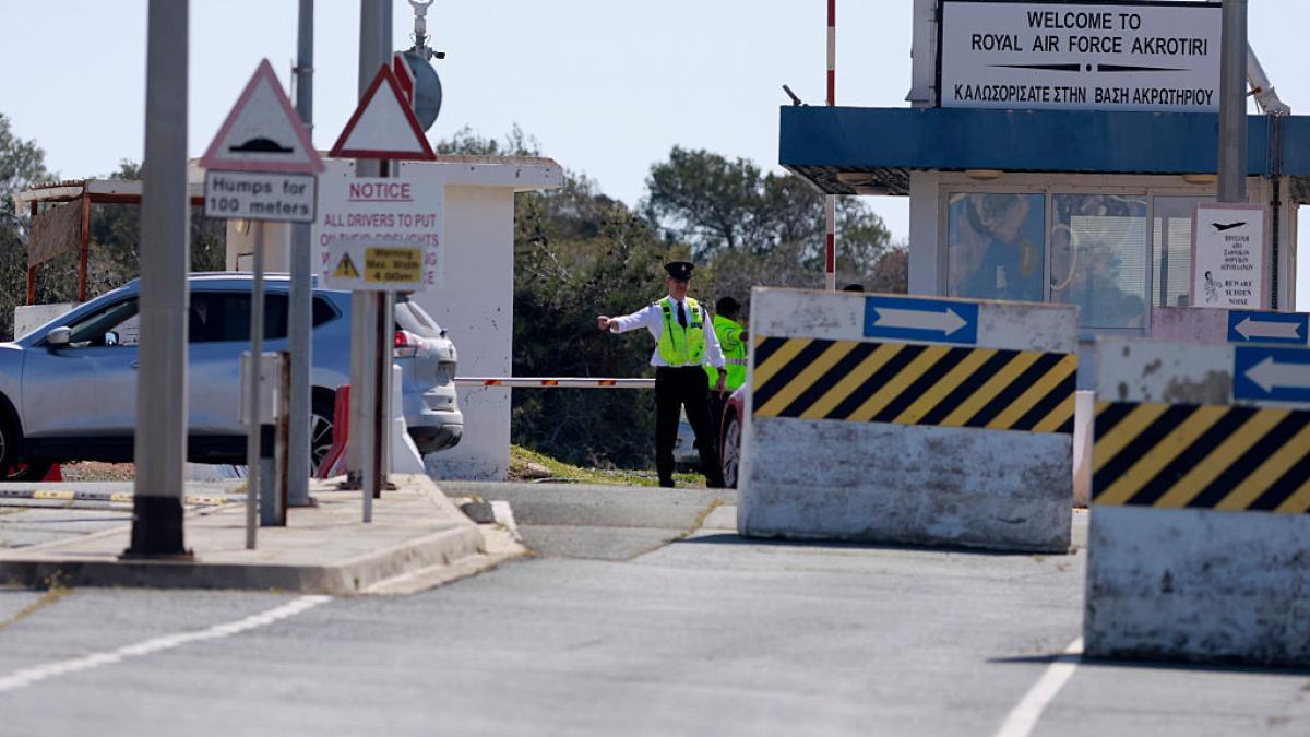 marea britanie se confrunta cu tot mai multe apeluri din partea localnicilor pentru a si retrage bazele militare din cipru