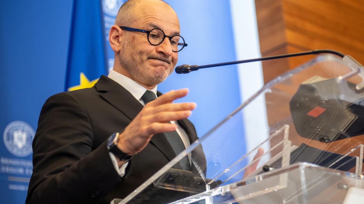 andrei tarnea, purtatorul de cuvant al MAE; intr o conferinta de presa