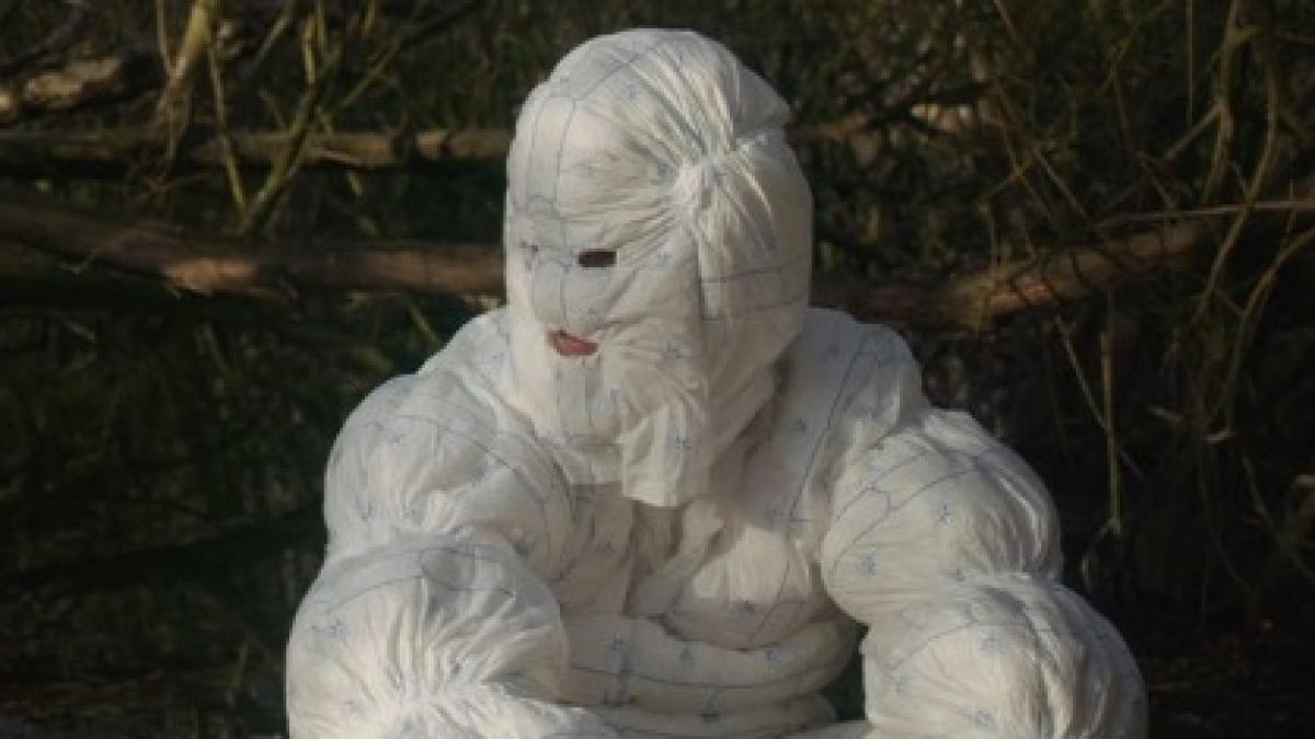 barbat cu scutece pe el