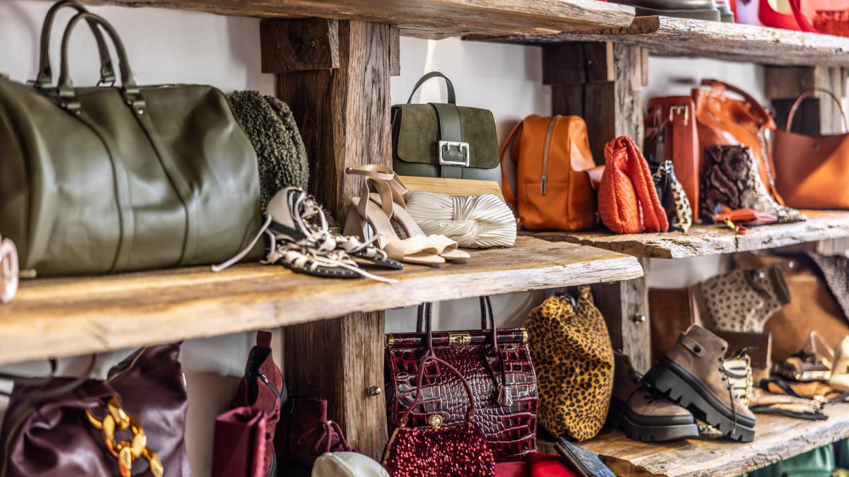 o femeie si a dat iubitul pe mana politiei pentru ca i a vandut toate gentile de lux la un magazin second hand