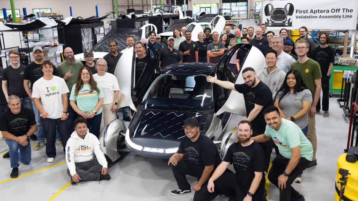 prima masina solara din lume a iesit de pe linia de asamblare aptera are trei roti si doua locuri cum arata automobilul futurist