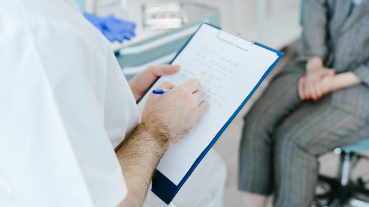 pacient consultat de catre medic.