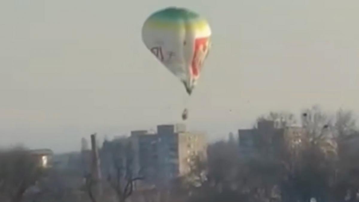 un balon cu aer cald a lovit o cladire apoi s a prabusit in centrul unui oras din polonia accidentul tragic a fost filmat de un martor