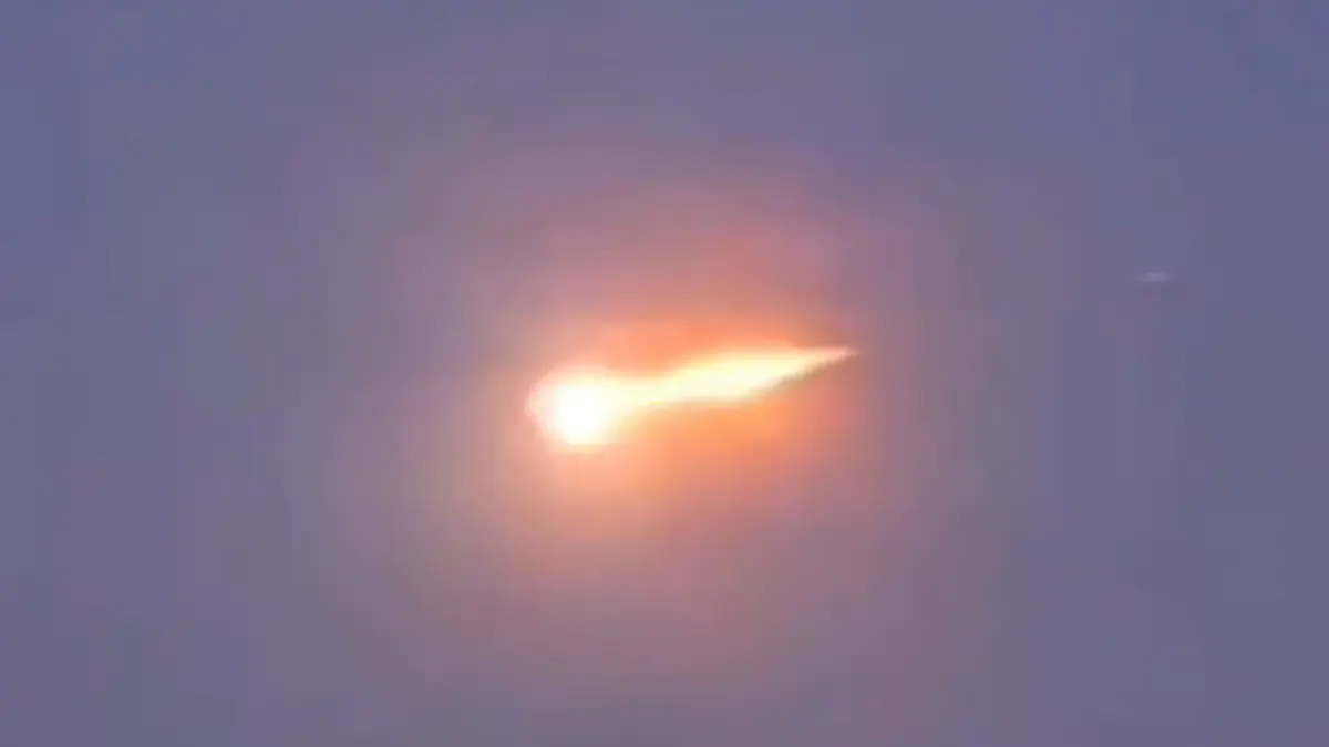 un meteorit s a dezintegrat deasupra germaniei resturile au cazut pe casele oamenilor lasand gauri cat o minge de fotbal